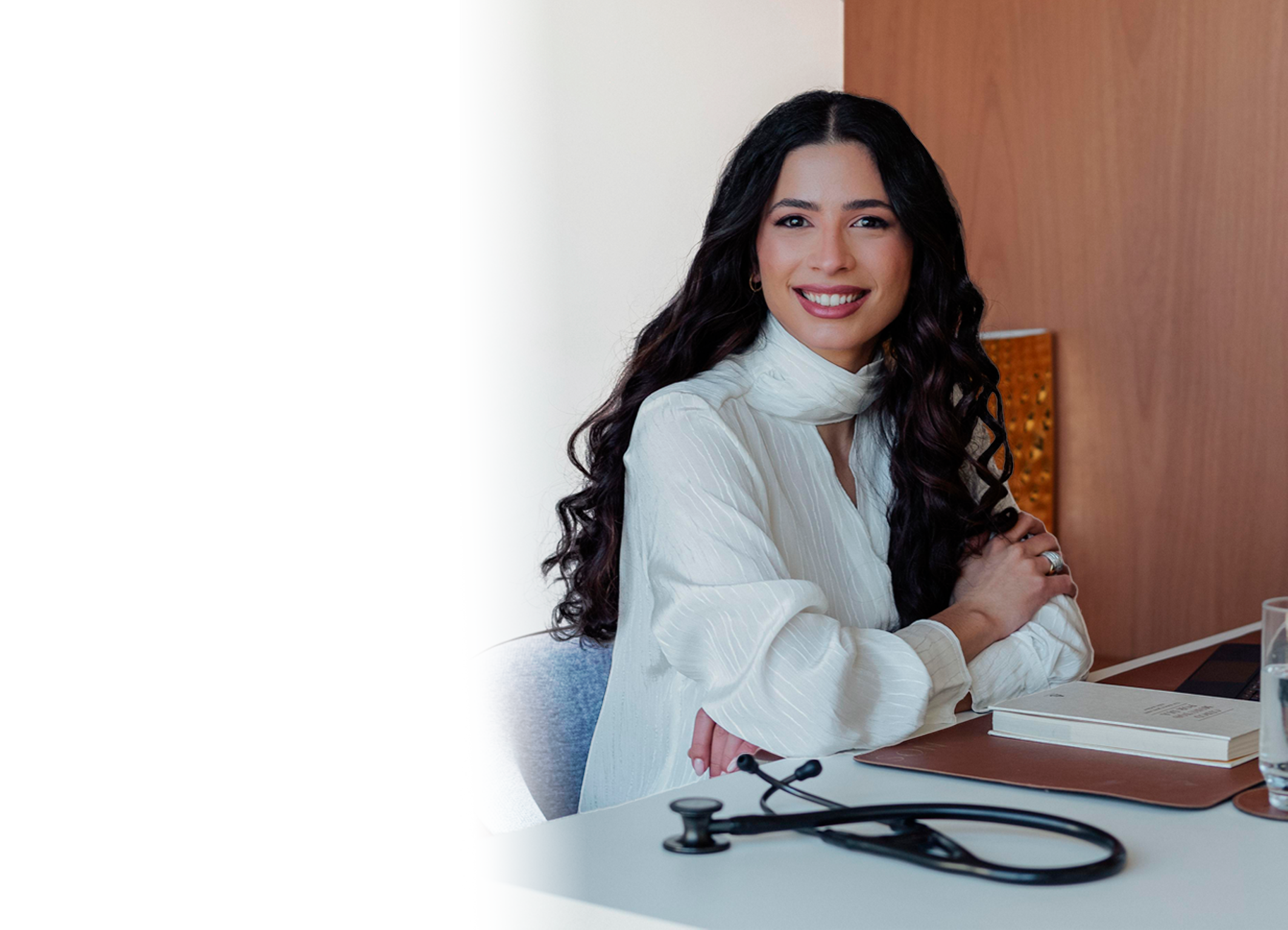 Dra. Laura Vilas Boas sorrindo, médica de família